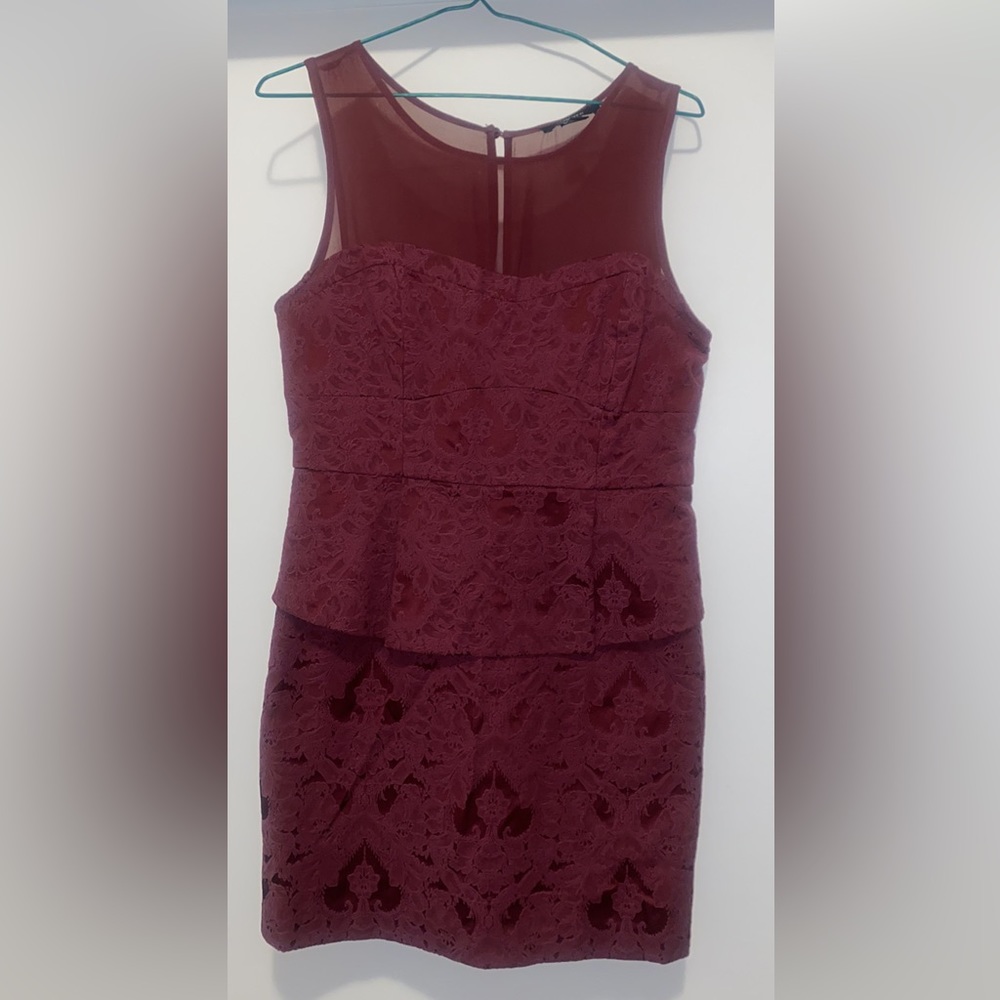 Short peplum lace pattern dress maroon
